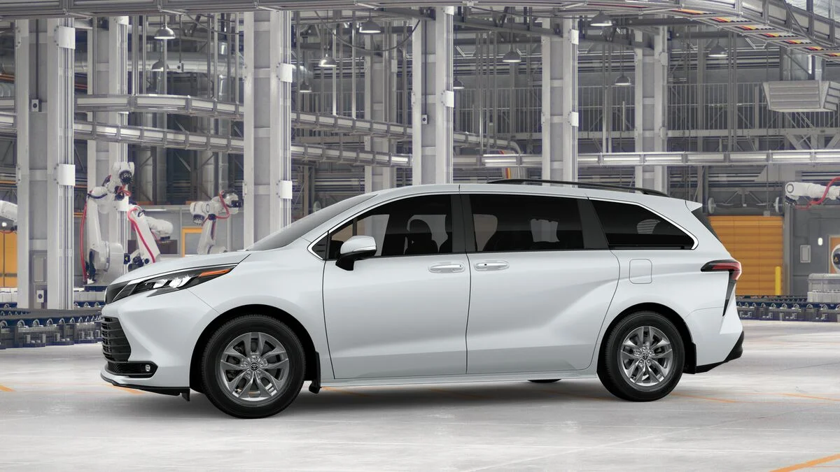New 2026 Wind Chill Pearl Toyota XLE 8 Passenger image 3