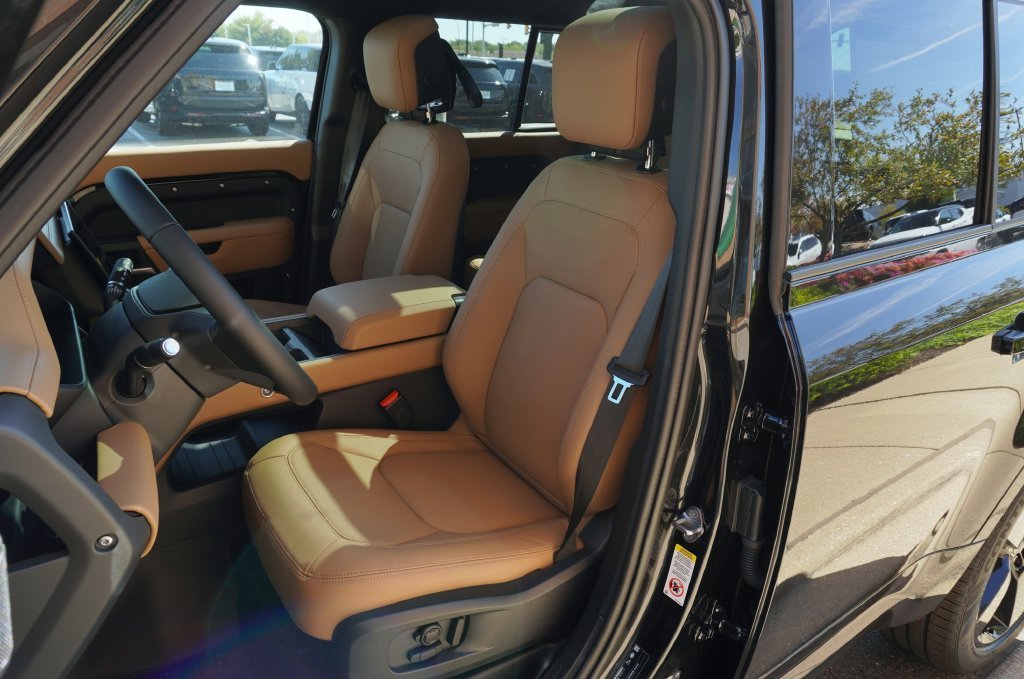 New 2026 Santorini Black Land Rover X-Dynamic SE image 13