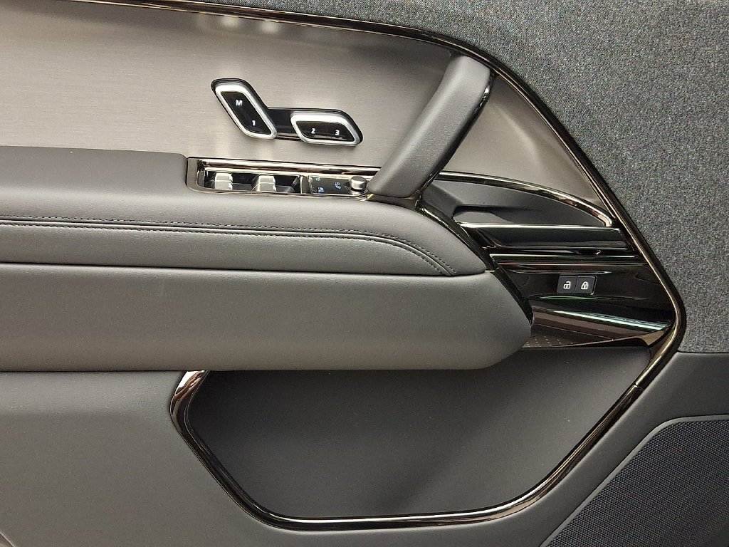 New 2027 Charente Grey Prem Met Land Rover Dynamic SE image 9