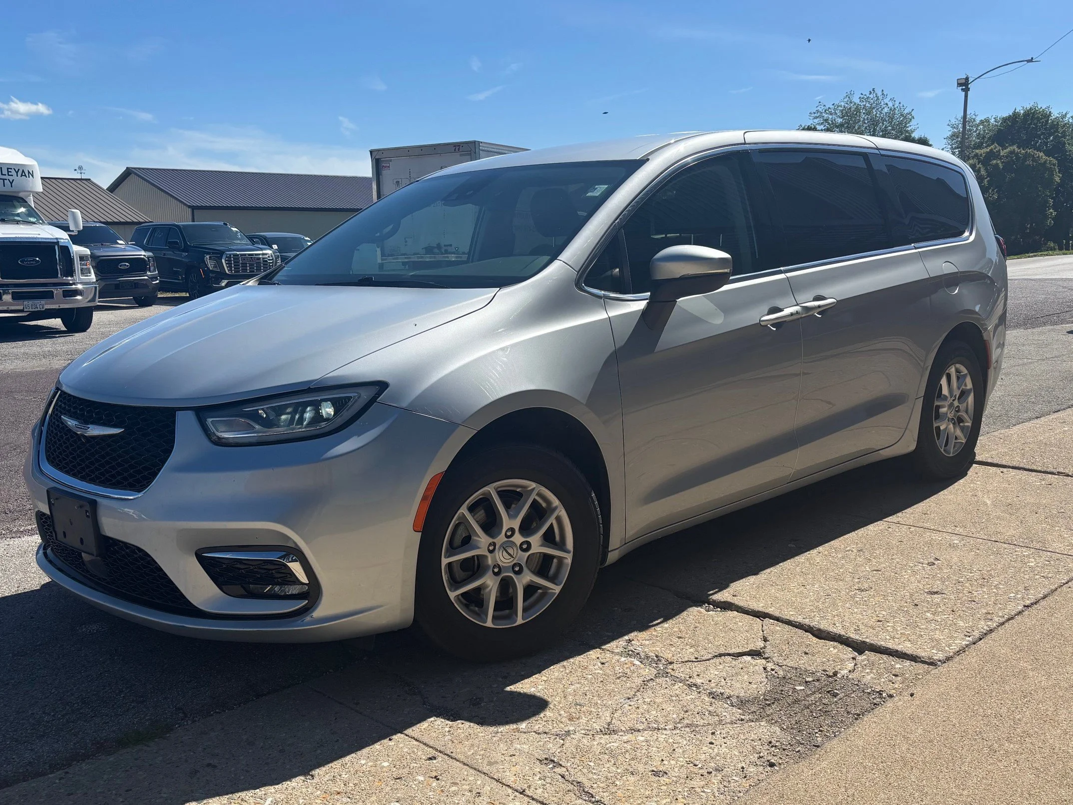 Used 2023 Silver Mist Clearcoat Chrysler Touring L image 3