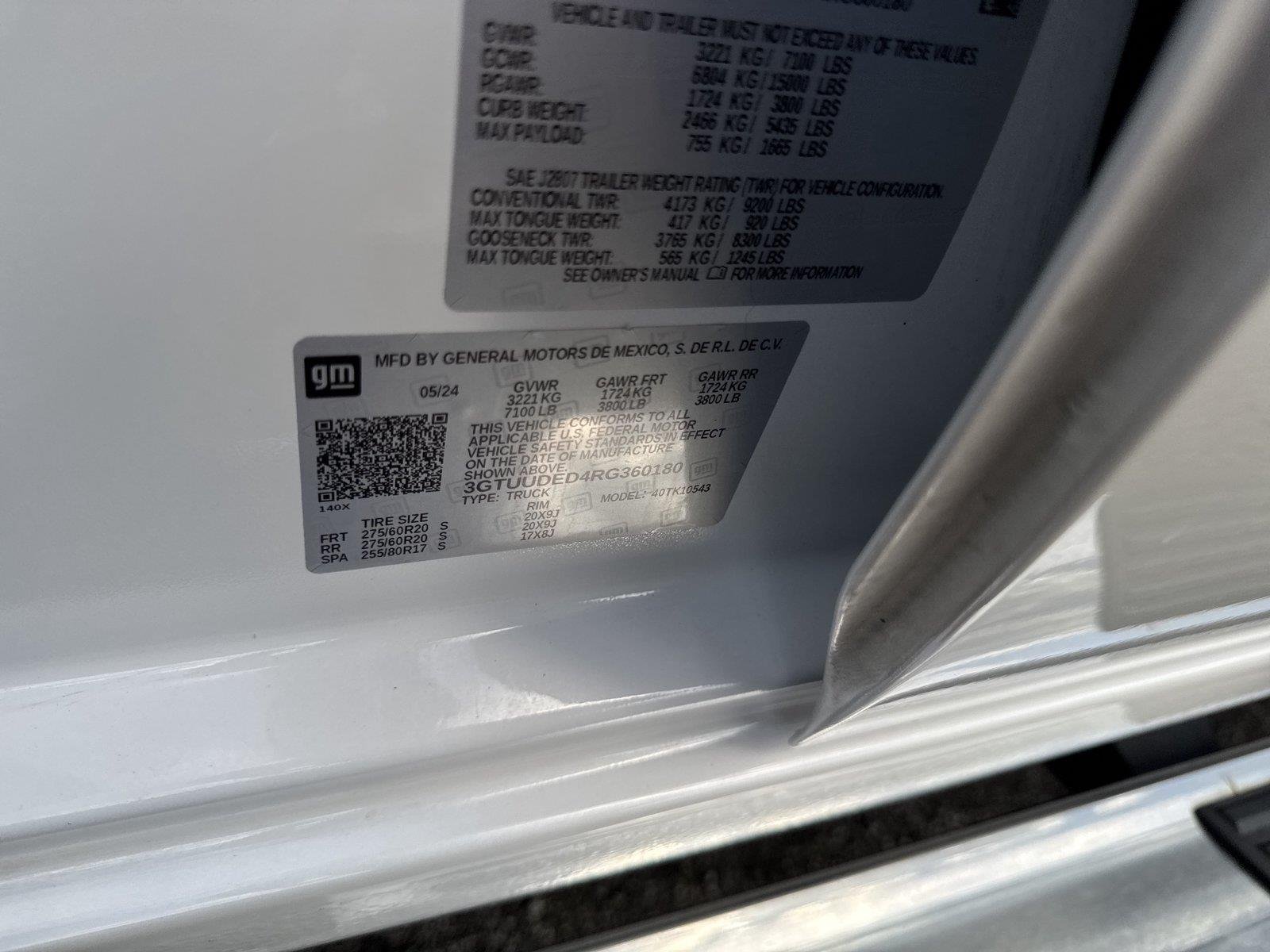 Used 2024 White Frost Tricoat GMC SLT image 39