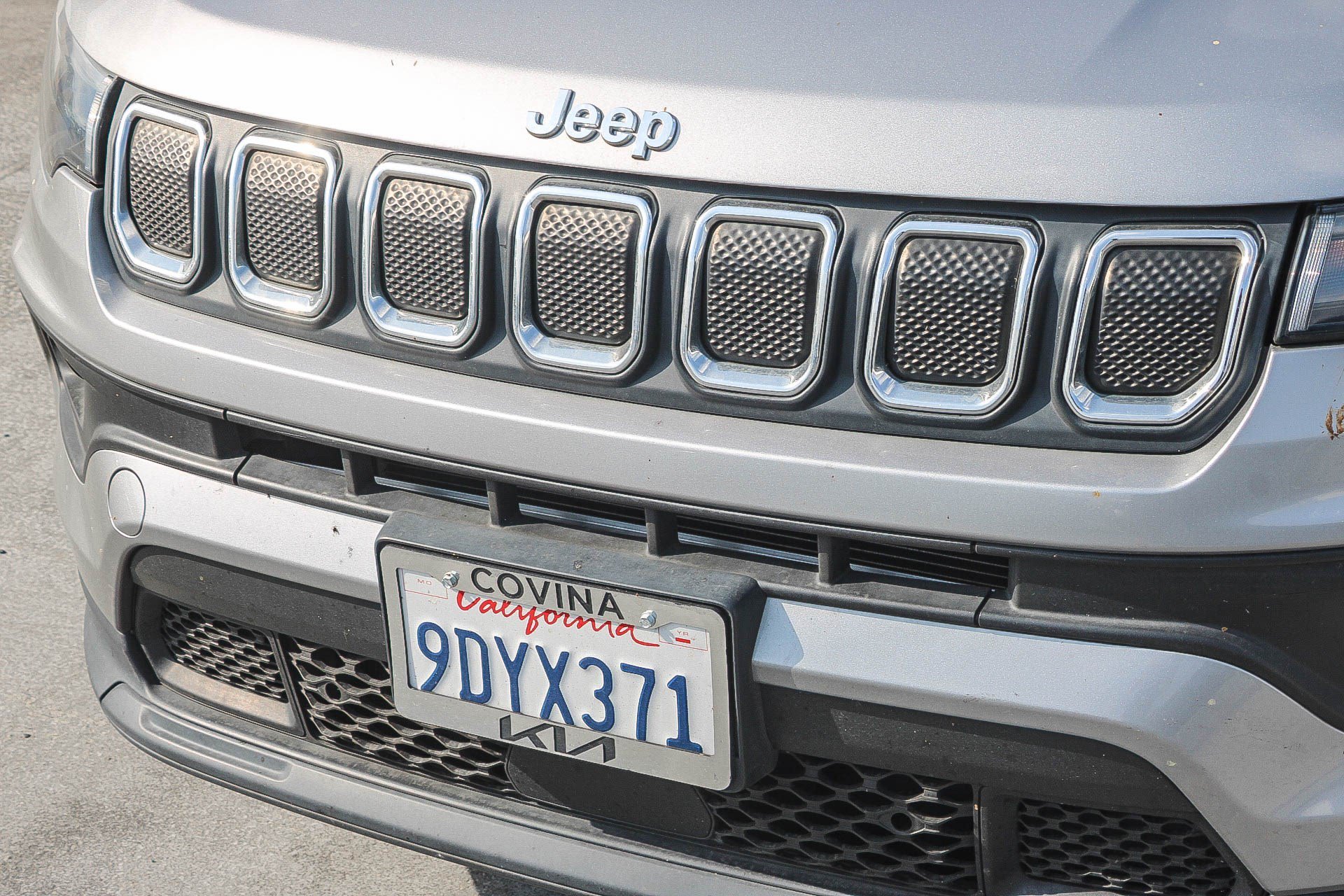 Used 2022 Billet Silver Metallic Clearcoat Jeep Latitude image 6