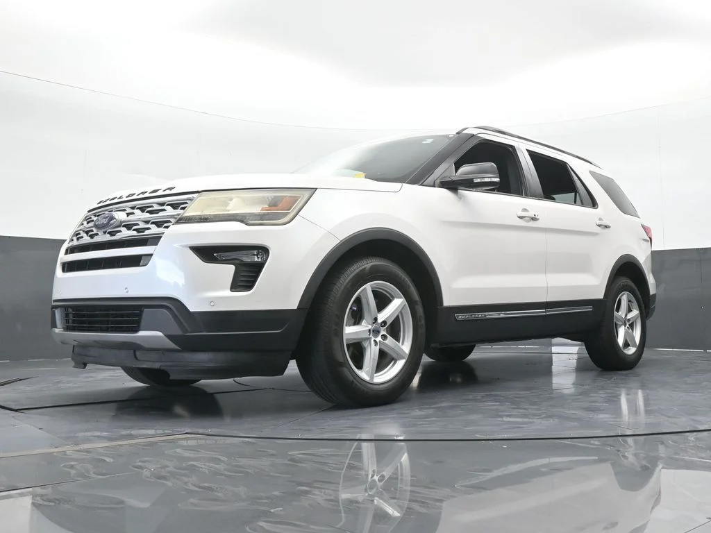 Used 2018 White Platinum Clearcoat Metallic Ford XLT image 57