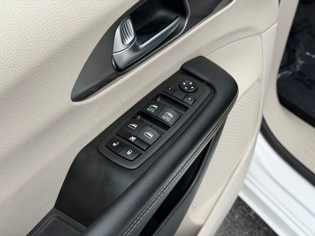 Used 2023 White Chrysler Touring L image 15
