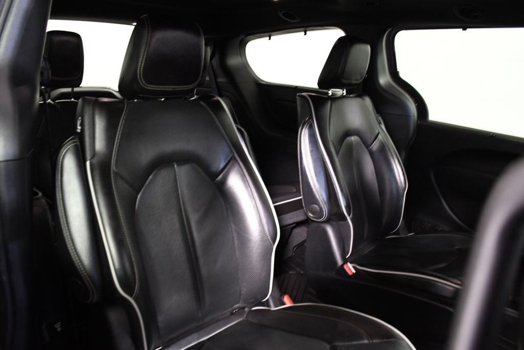 Used 2022 Ceramic Gray Clearcoat Chrysler Limited image 21