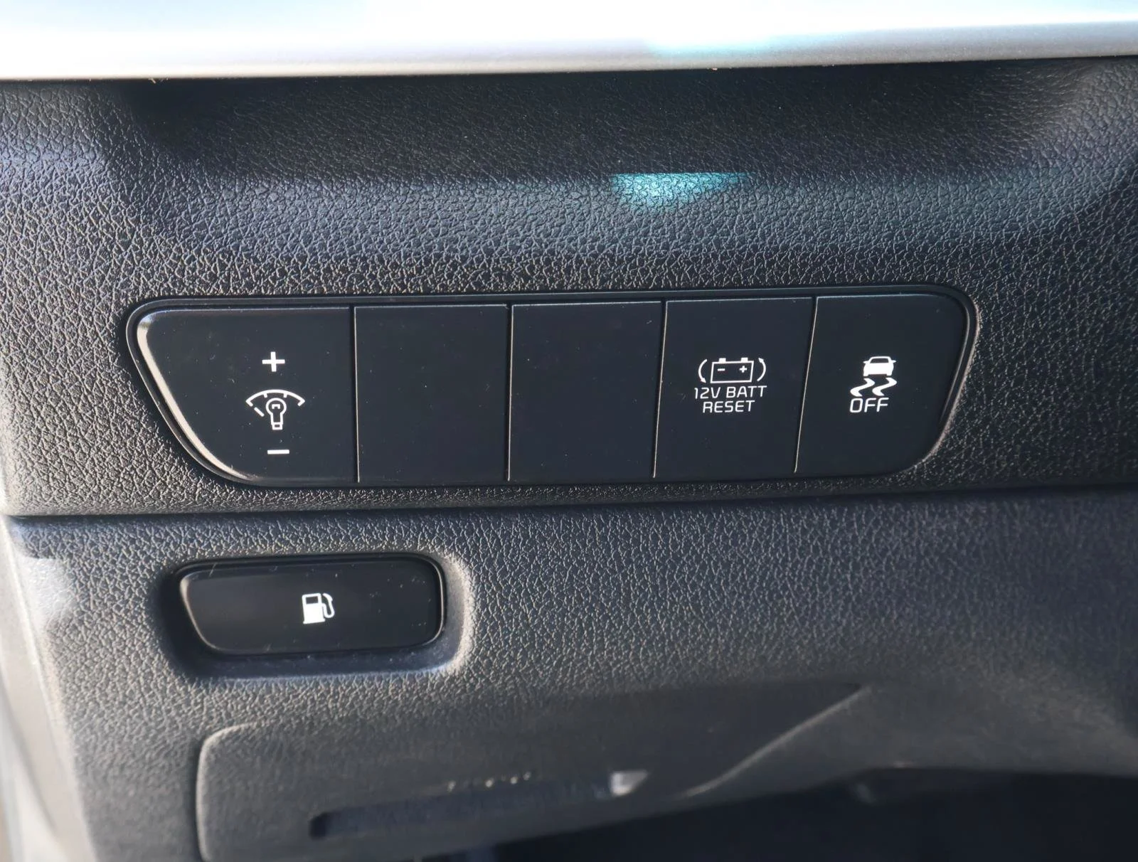 Used 2021 Snow White Pearl Kia LX image 21