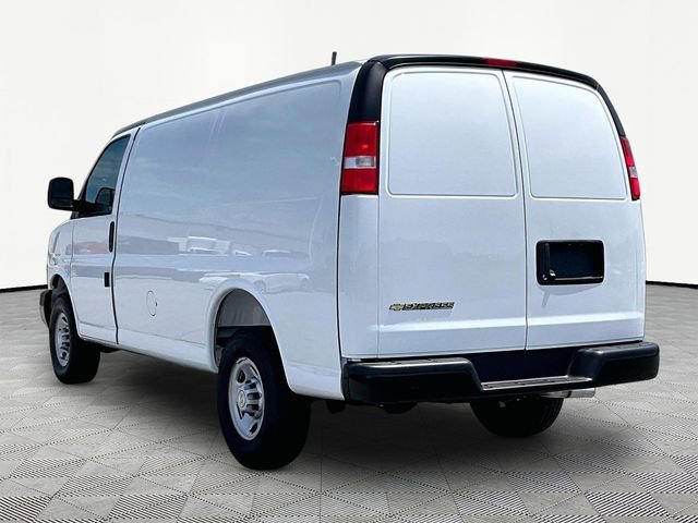 New 2026 Summit White Chevrolet WT image 4