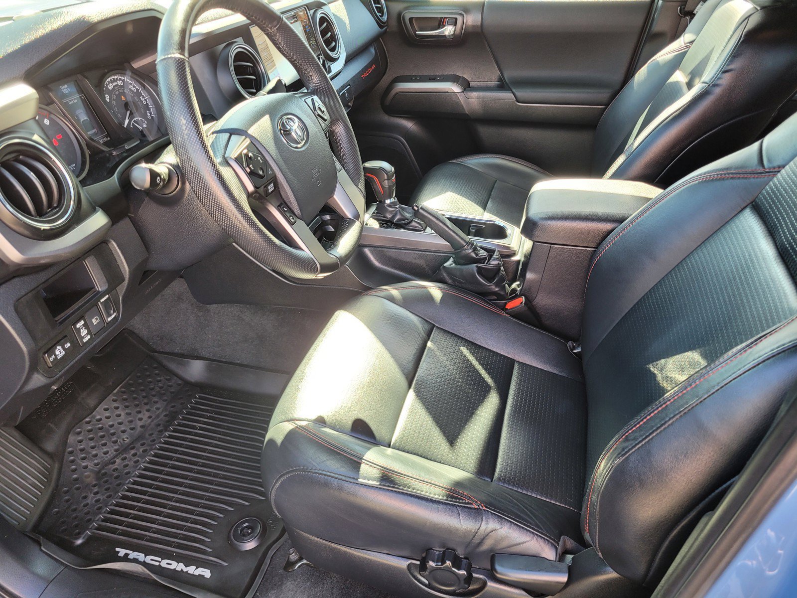Used 2018  Toyota  image 15