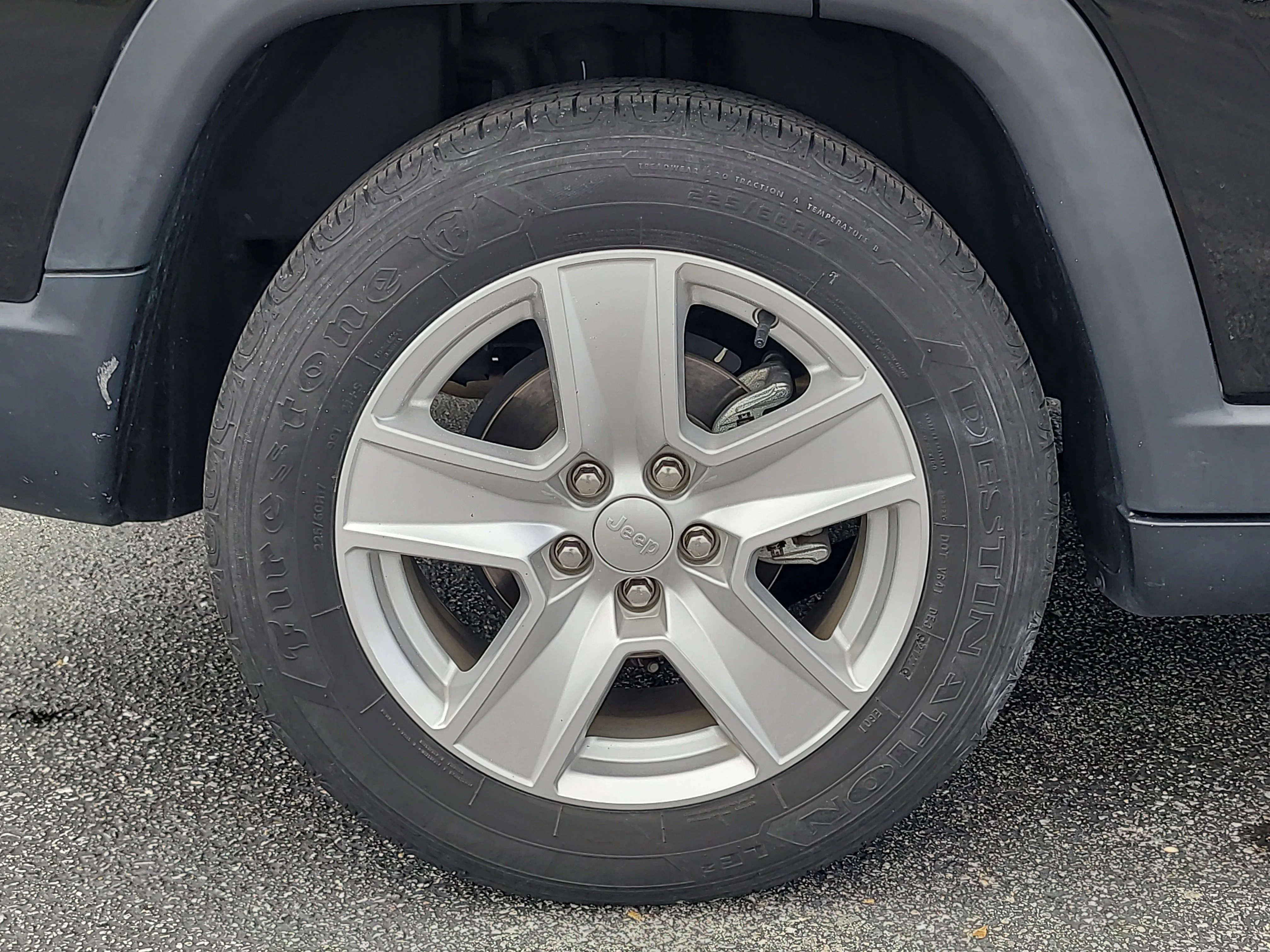 Used 2022 Diamond Black Crystal Pearlcoat Jeep Latitude image 8