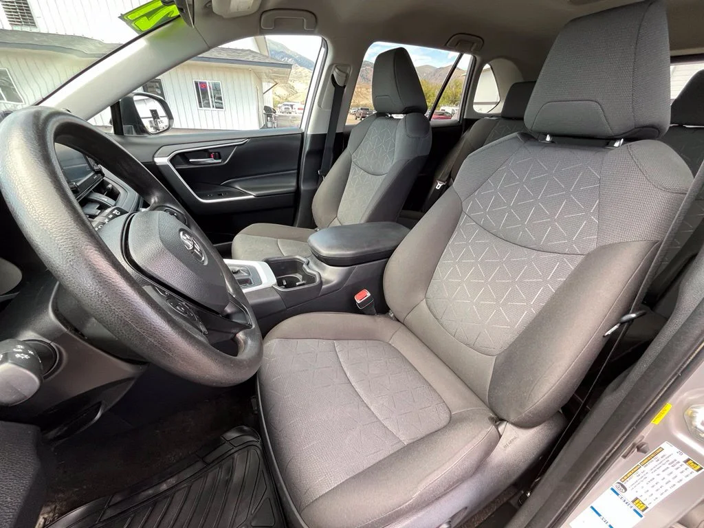 Used 2022 Silver Toyota XLE image 9