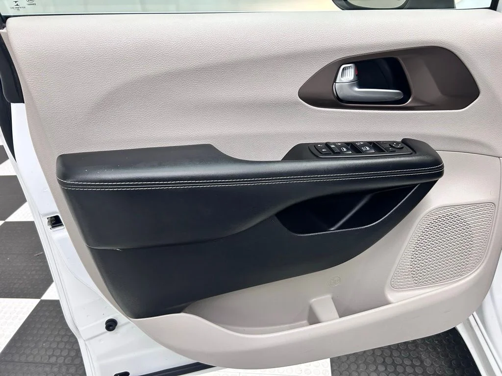 Used 2021 White Chrysler LXI image 10
