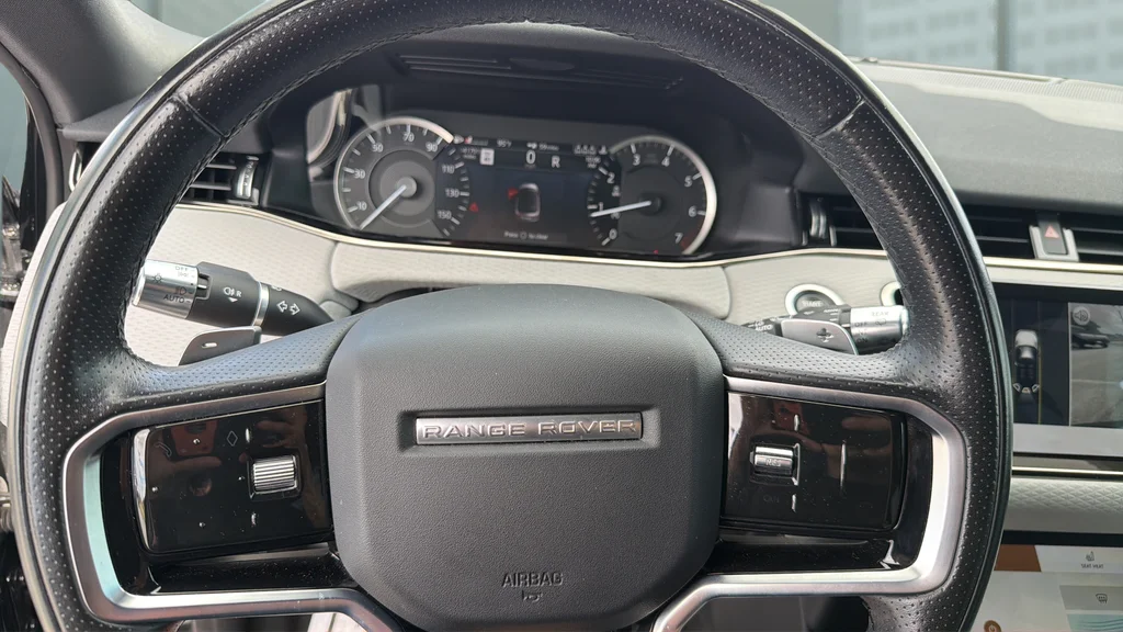 Used 2022 Black Land Rover Dynamic image 26
