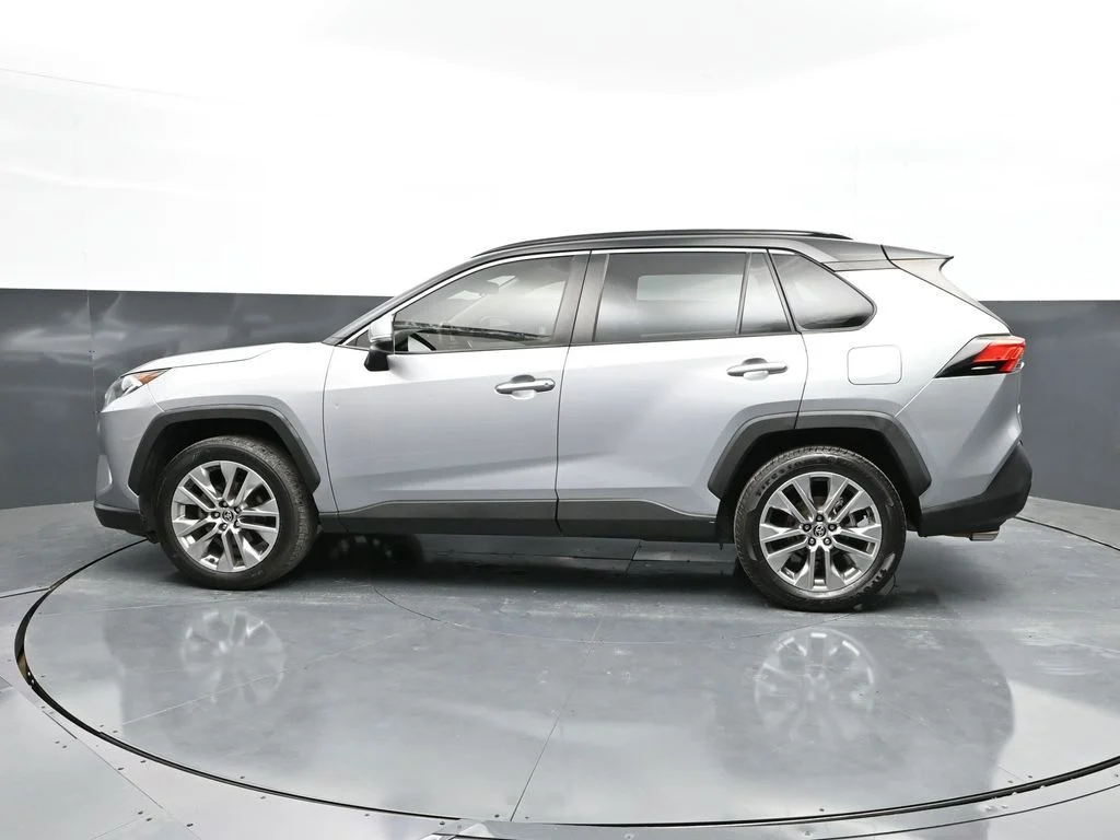 Used 2020 Silver Toyota XLE Premium image 8