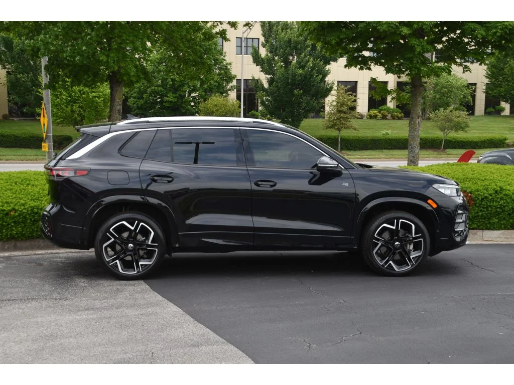 Used 2025 Deep Black Pearl Volkswagen SEL R-Line image 3