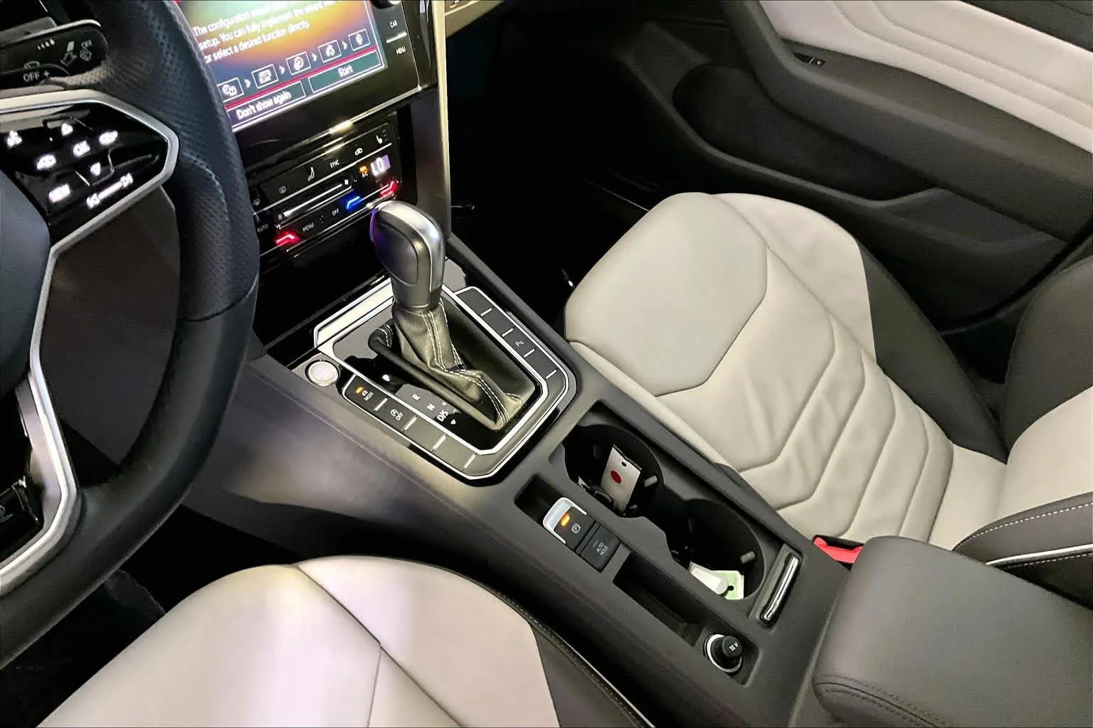Used 2022 Oryx White Pearl Volkswagen SEL R-Line image 17