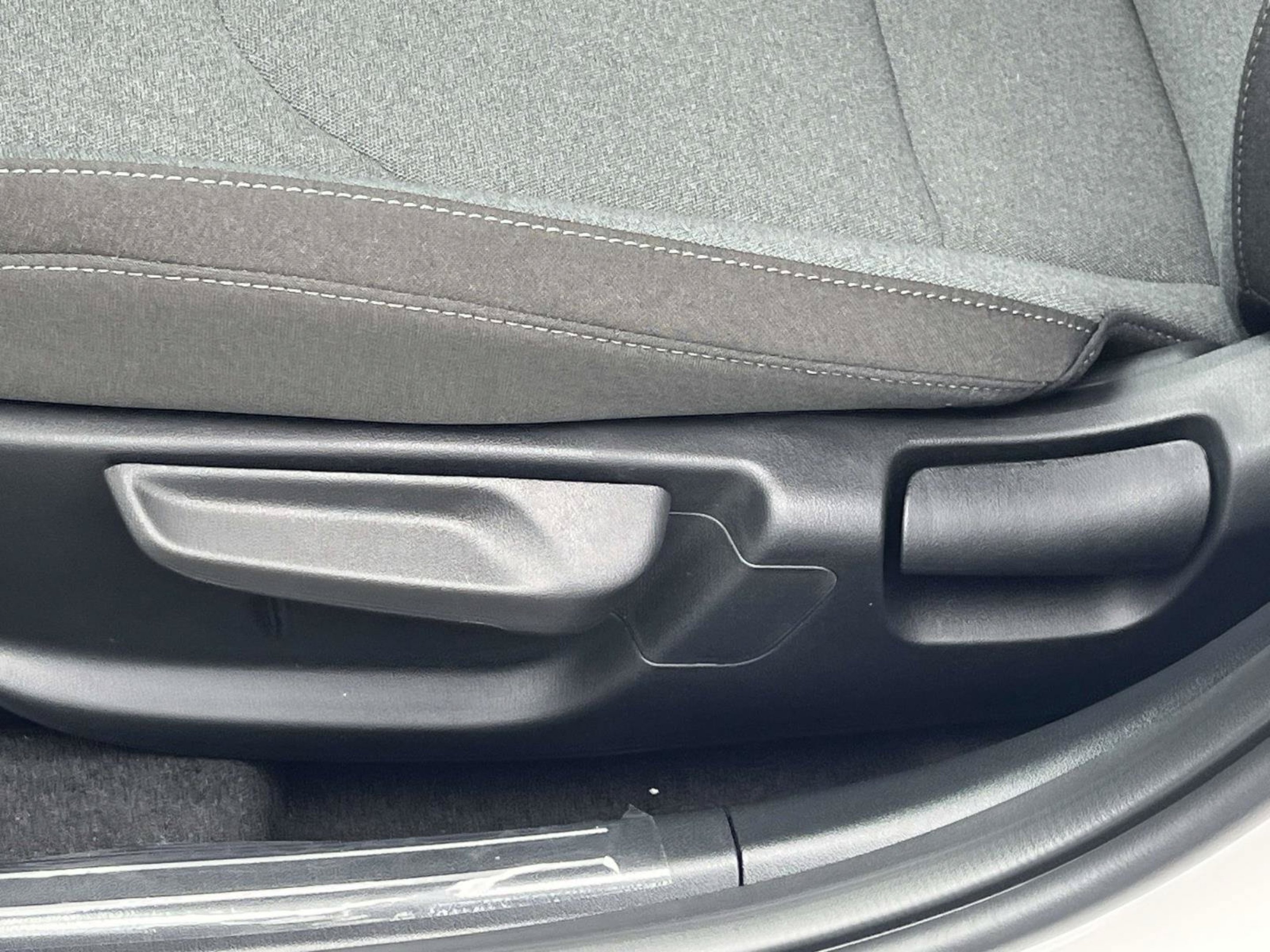 New 2026 Snow White Pearl Kia LXS image 23