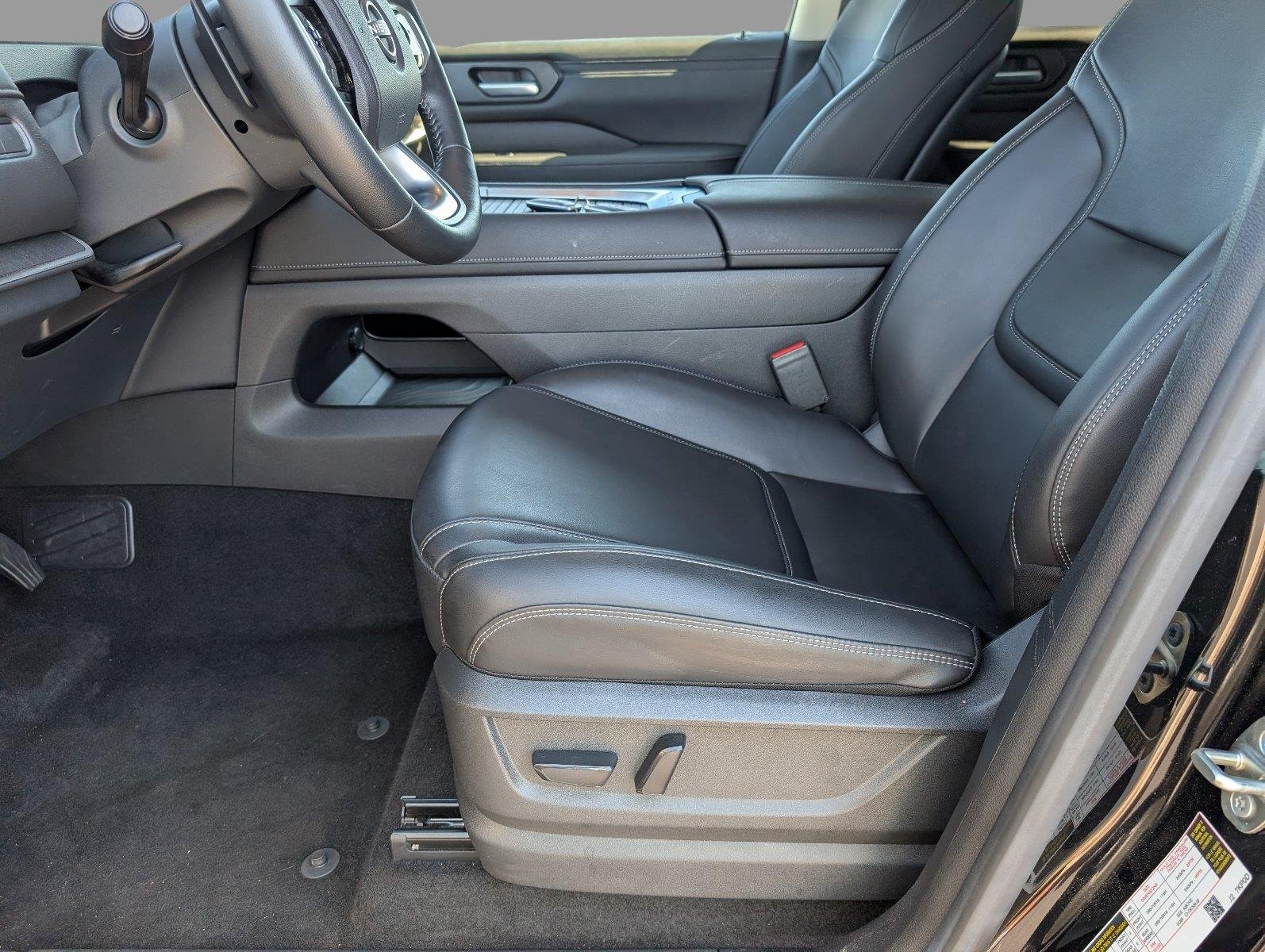 Used 2025 Super Black Nissan SV image 3