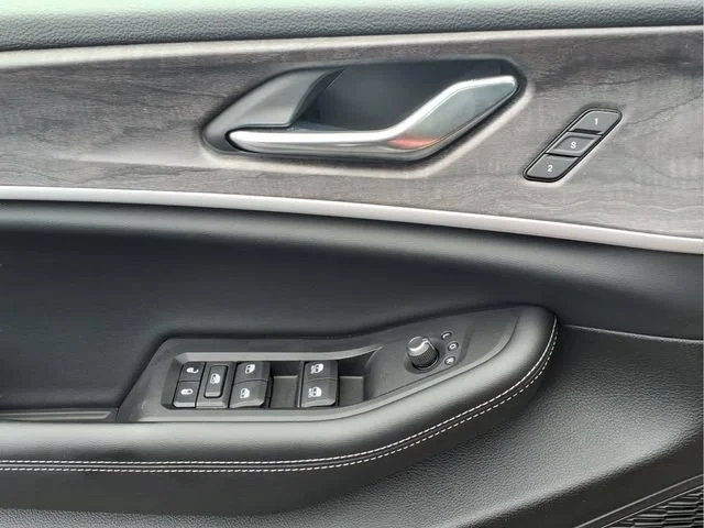 Used 2025  Jeep Limited image 17