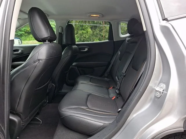 Used 2018 Silver Jeep Latitude image 11