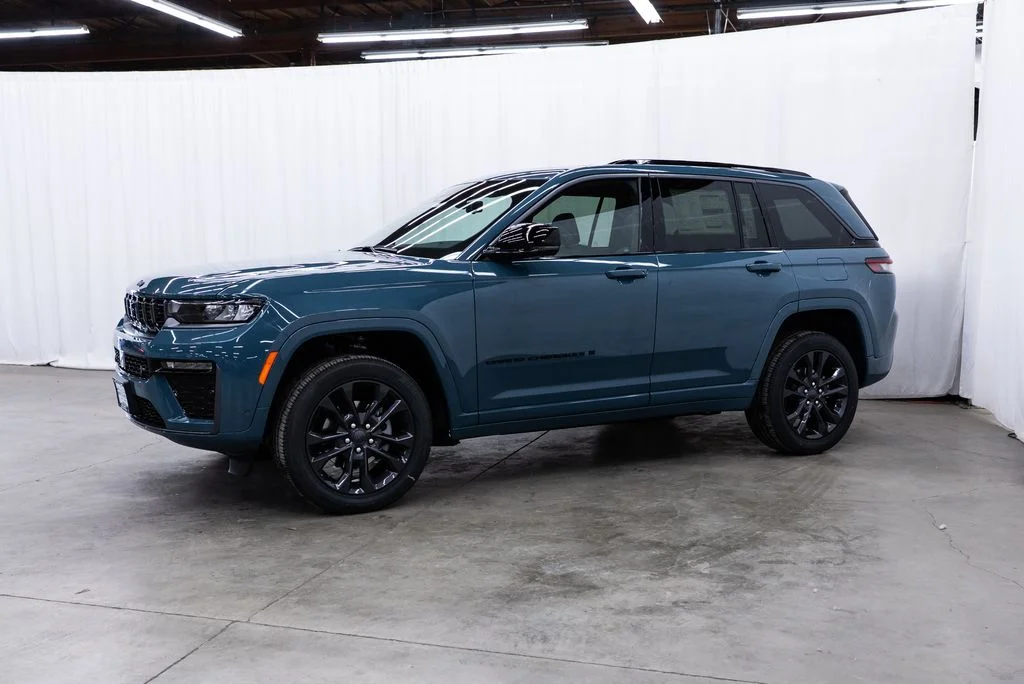 New 2026 Steel Blue Exterior Paint Jeep Limited Reserve image 3