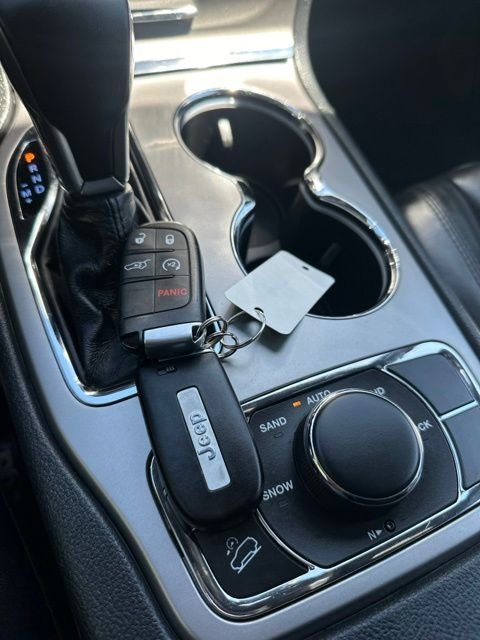 Used 2018 Billet Silver Metallic Clearcoat Jeep Limited image 32