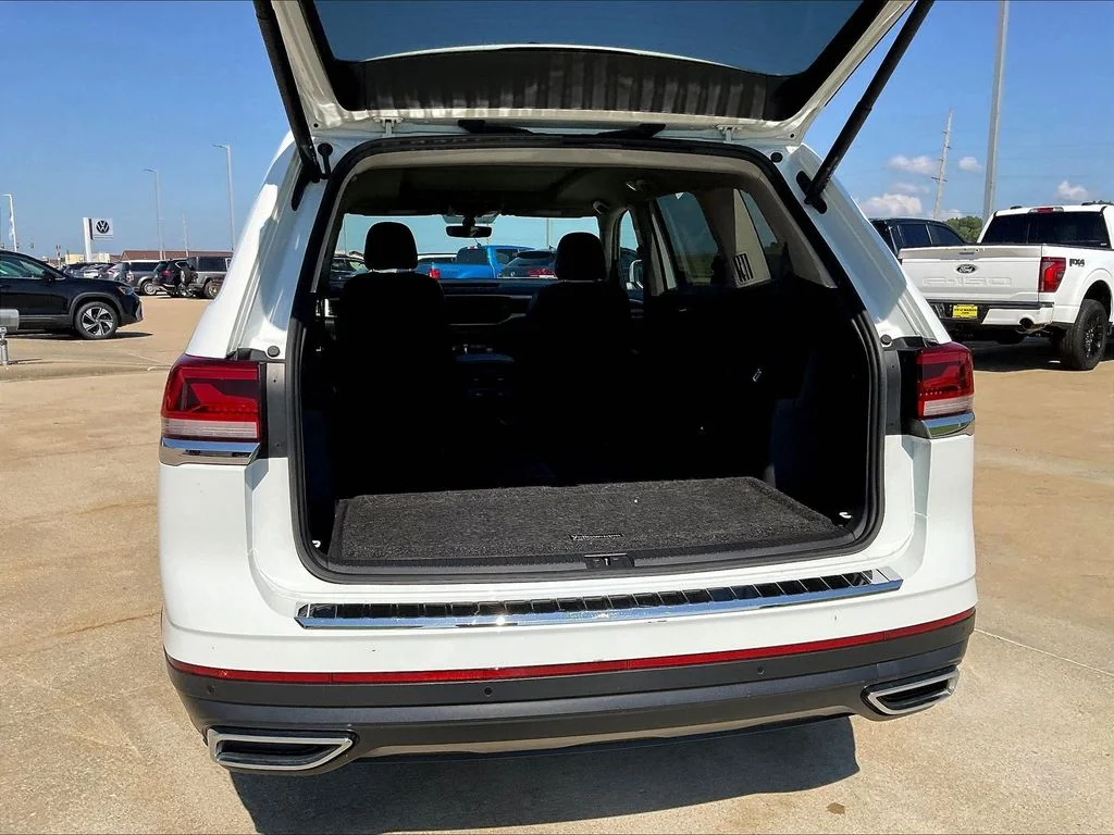 Used 2023 White Volkswagen 2.0T SE w/Technology image 16