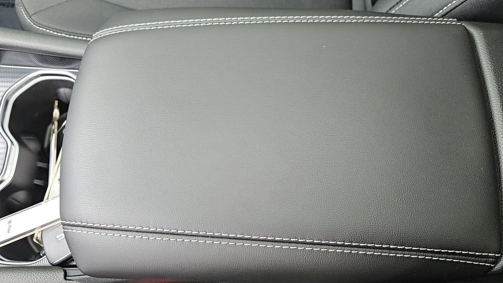 New 2026 Bright White Clear-Coat Exterior Paint Jeep Laredo X image 17
