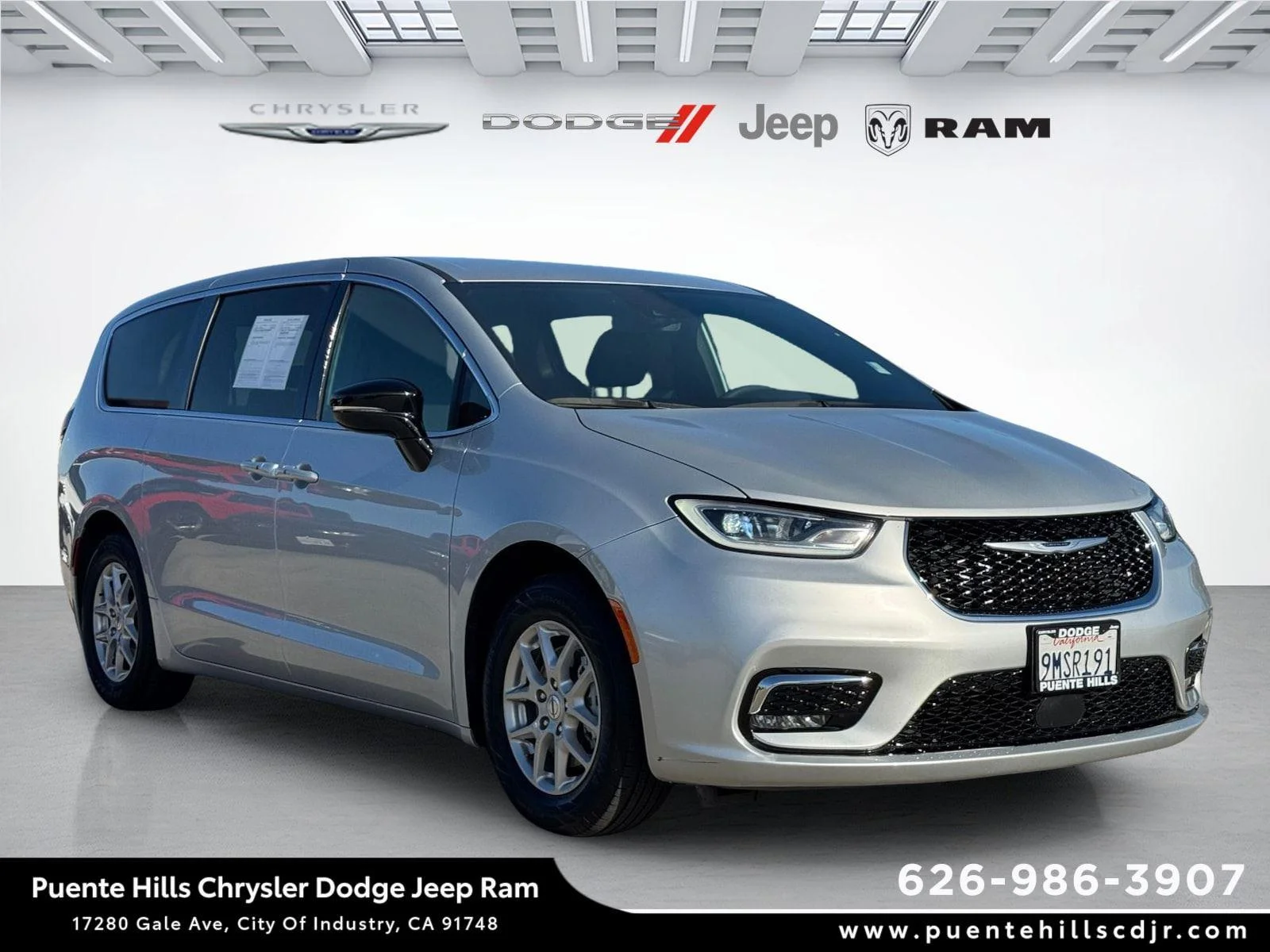 2024 Chrysler Pacifica Touring's photo