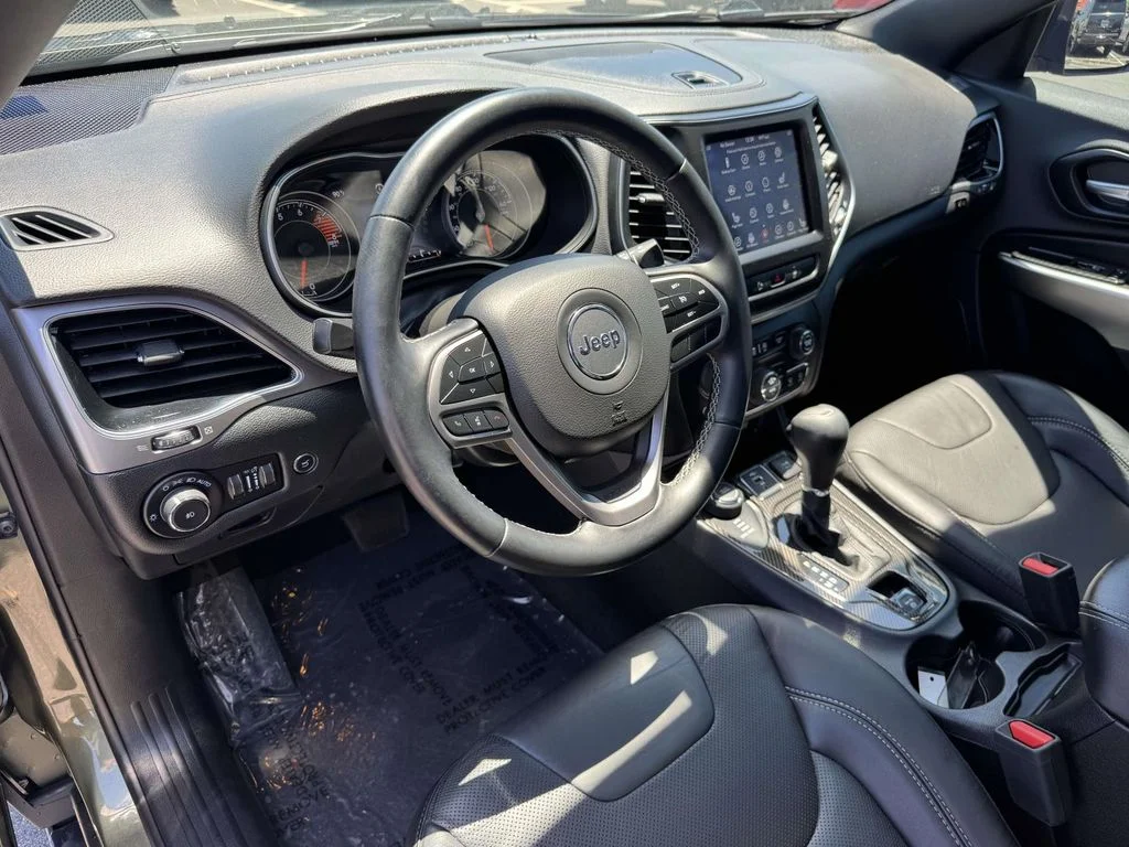 Used 2021 Green Jeep Latitude Lux image 2