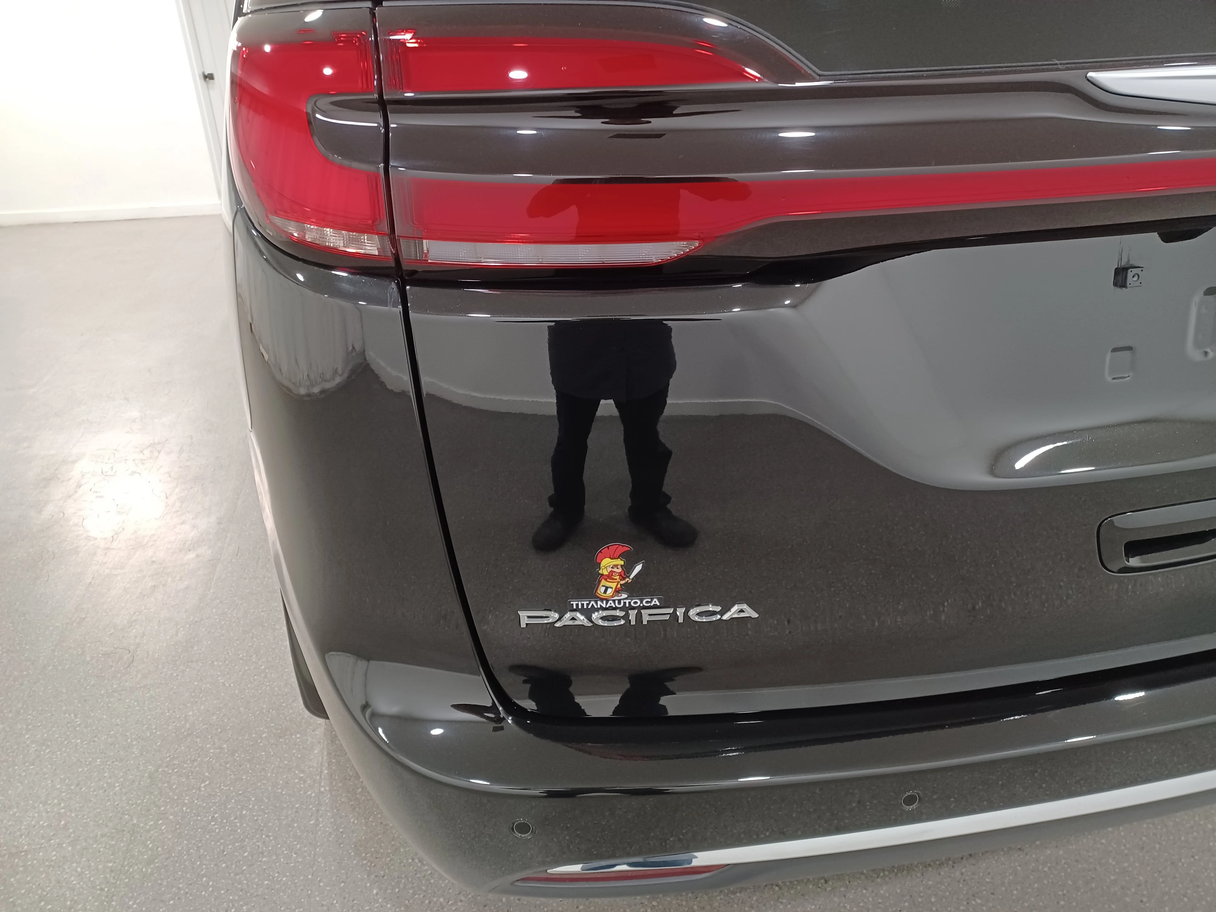 Certified Used 2026 Diamond Black Crystal Pearl Chrysler Select AWD*7 Pass | Adaptive Cruise | Remote Start | Htd Leather | Pano Roof | Htd Wheel | CarPlay image 23