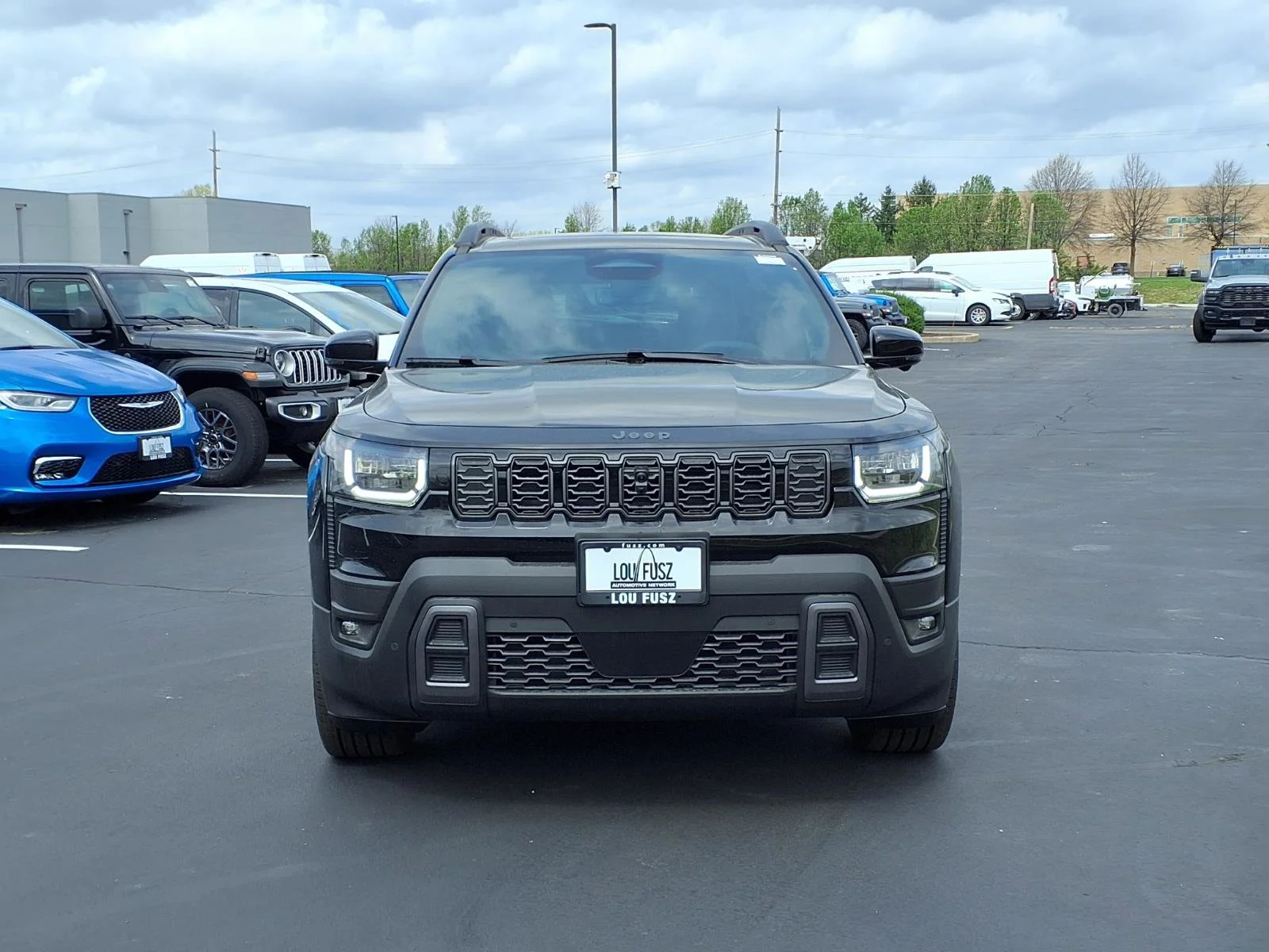 New 2026 Diamond Black Crystal Pearl-Coat Exterior Paint Jeep Overland image 24