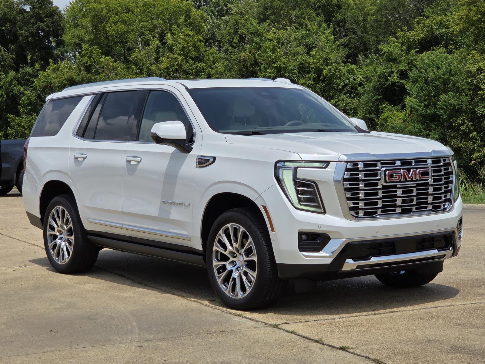 Used 2025 White Frost Tricoat GMC Denali image 3