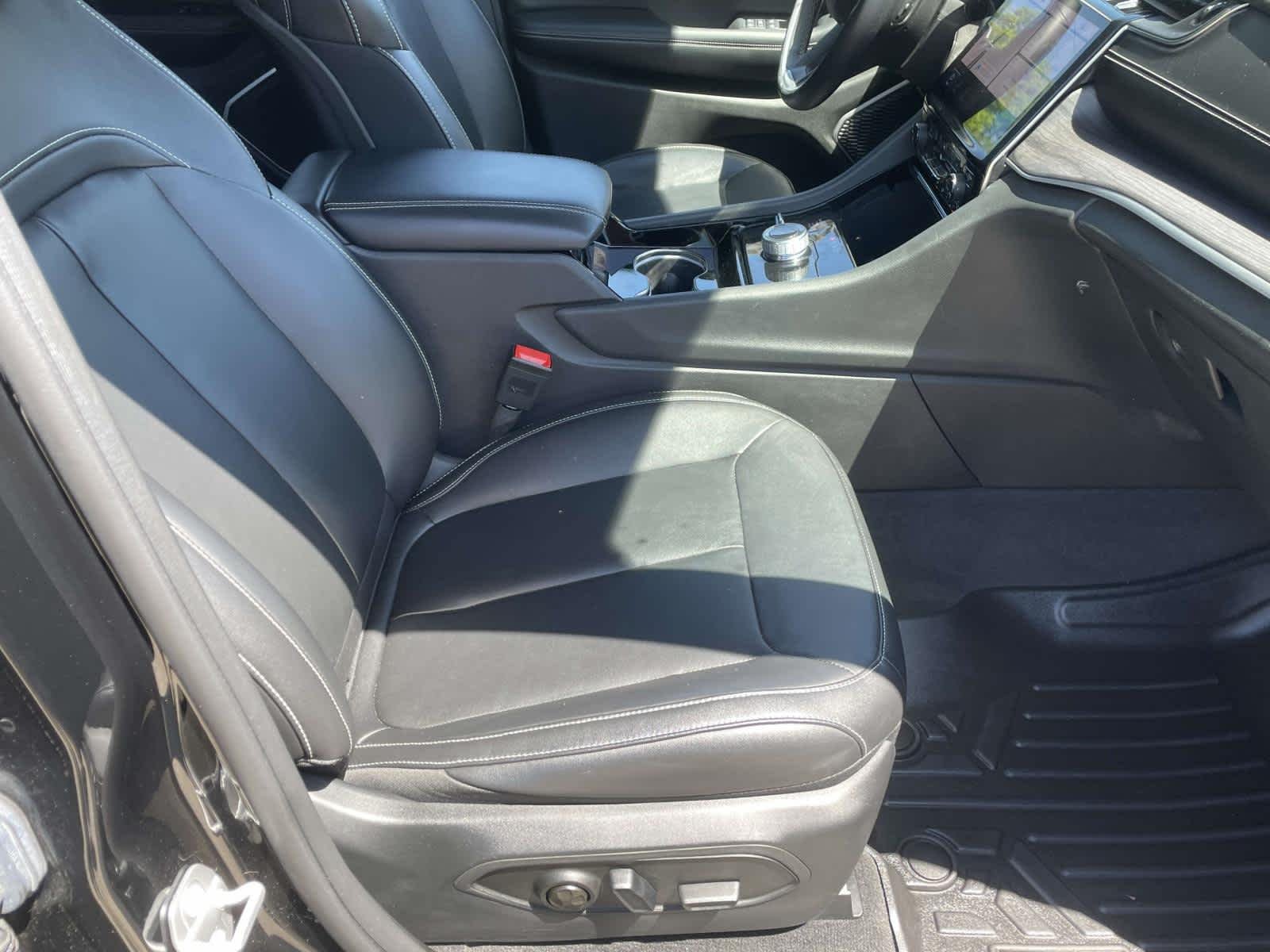 Used 2022 Diamond Black Crystal Pearlcoat Jeep Limited image 21