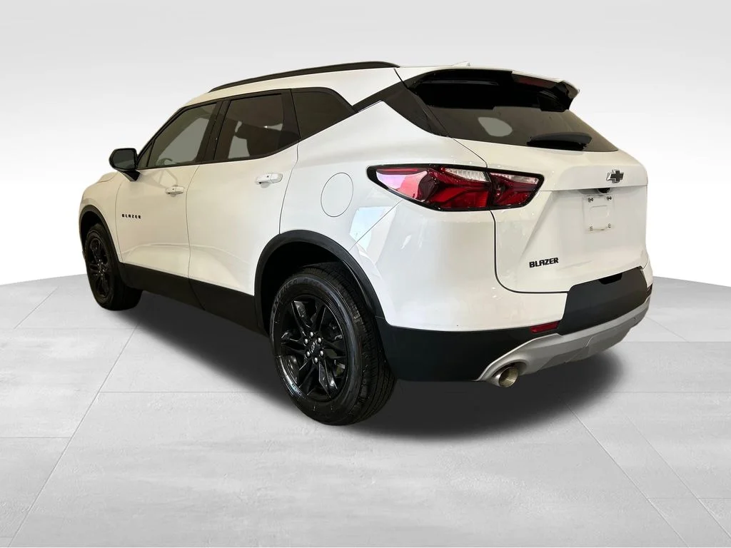 Used 2022 White Chevrolet LT image 3