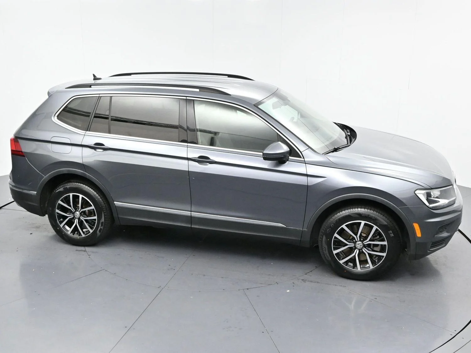 Used 2021 Platinum Gray Metallic Volkswagen SE image 32