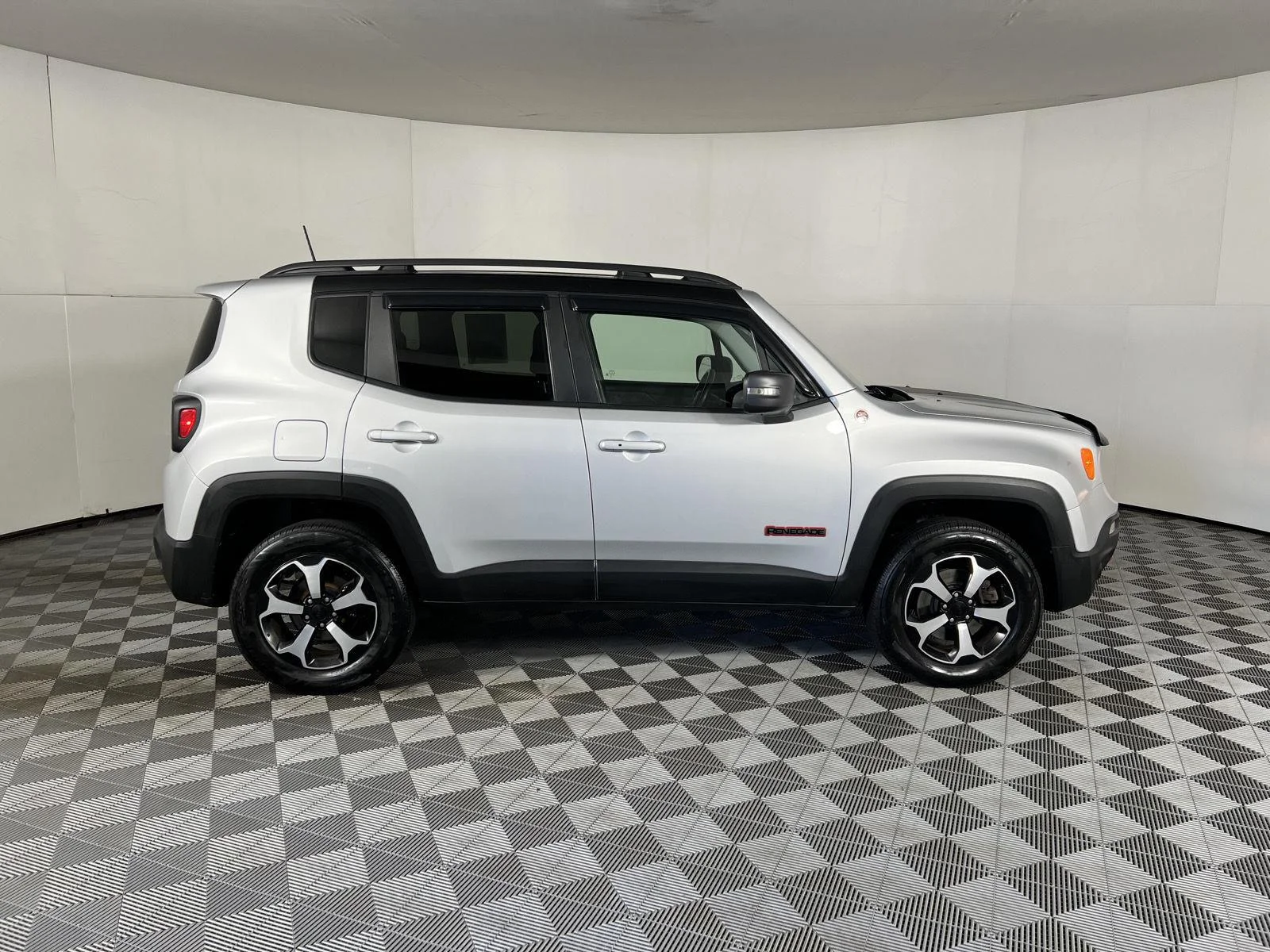 Used 2021 Glacier Metallic Clearcoat Jeep Trailhawk image 8