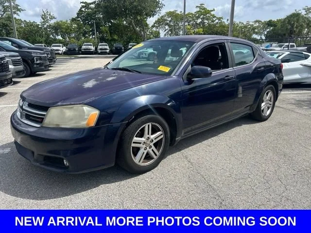 Used 2013 Blue Dodge SXT image 3