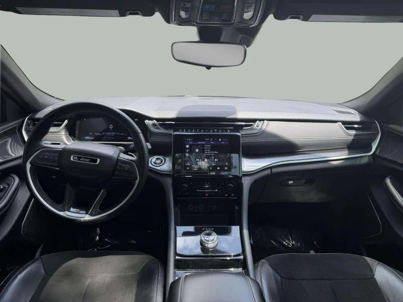 Used 2022  Jeep Laredo image 9