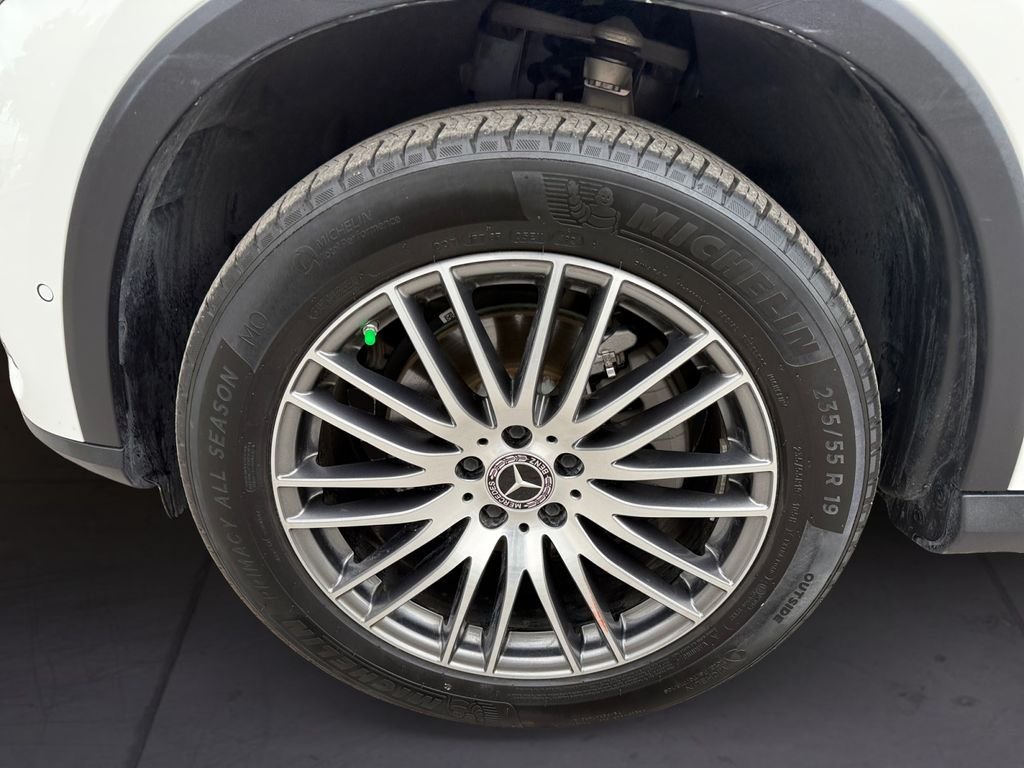 Used 2025  Mercedes-Benz GLC 300 image 9