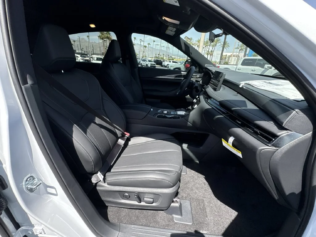 New 2027 RADIANT WHITE INFINITI Luxe AWD image 30