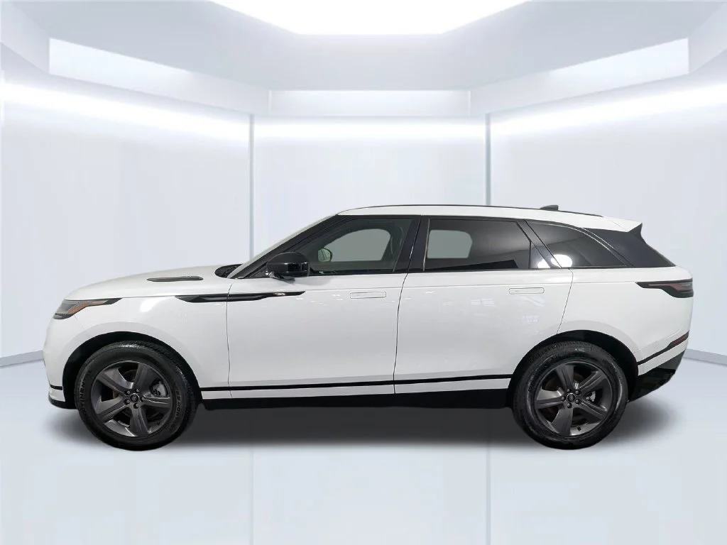 Used 2025 White Land Rover Dynamic SE image 19