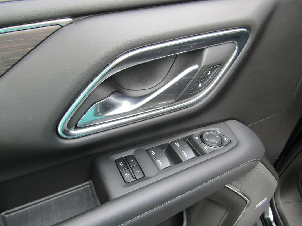 Used 2023 Black Chevrolet Z71 image 30