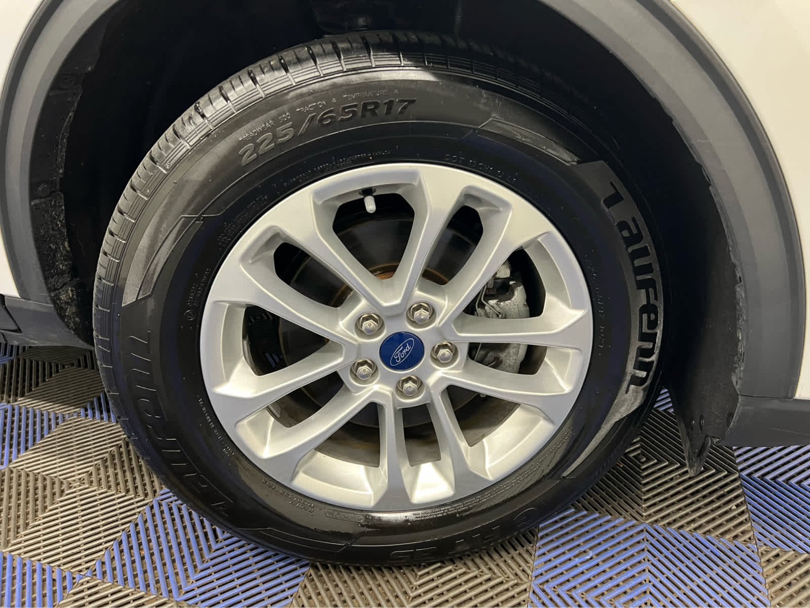 Used 2021 Oxford White Ford SE image 4