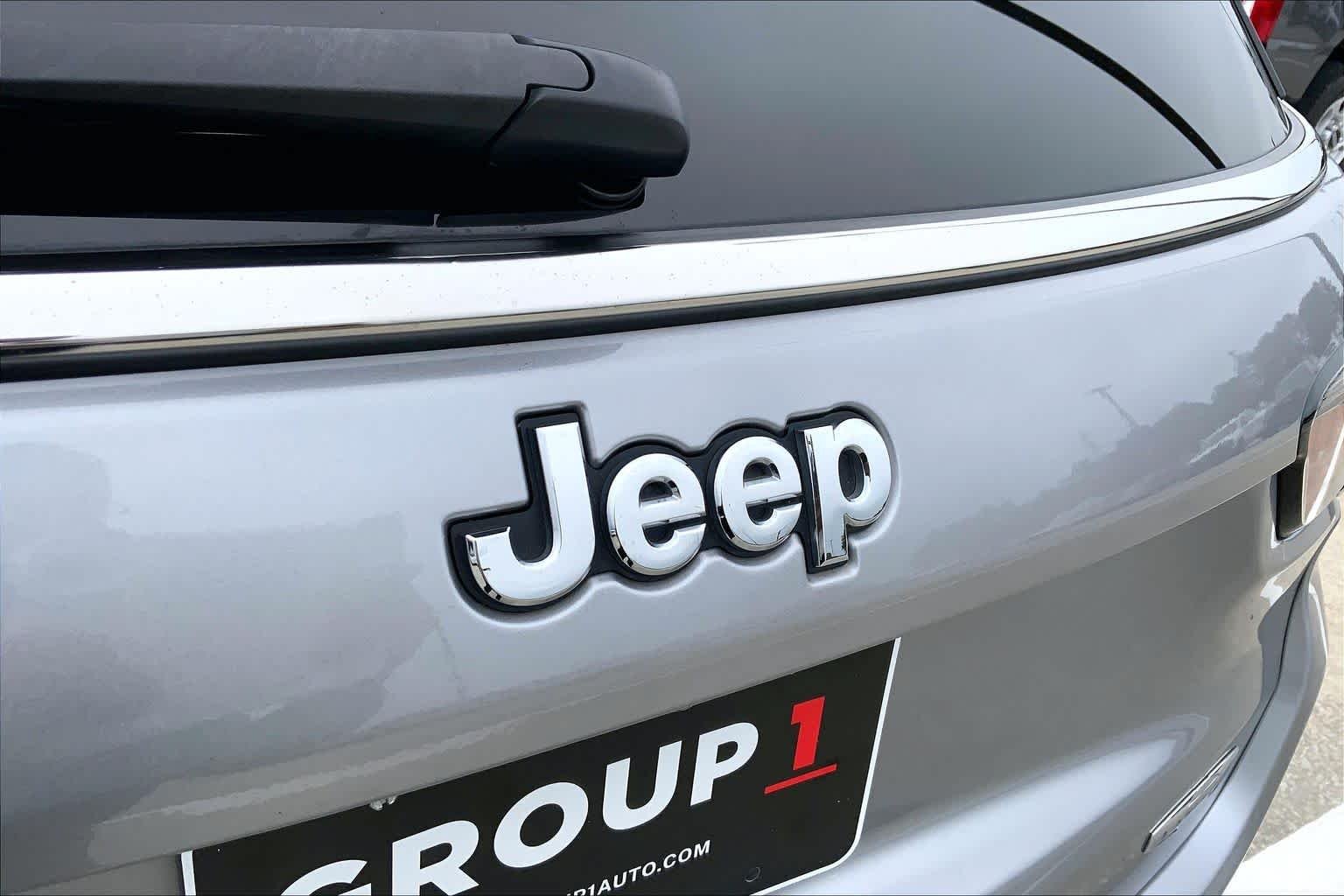 Used 2022 Billet Silver Metallic Clearcoat Jeep Latitude image 31