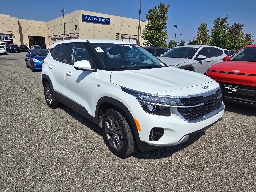 Used 2026 Snow White Pearl Kia LX image 7