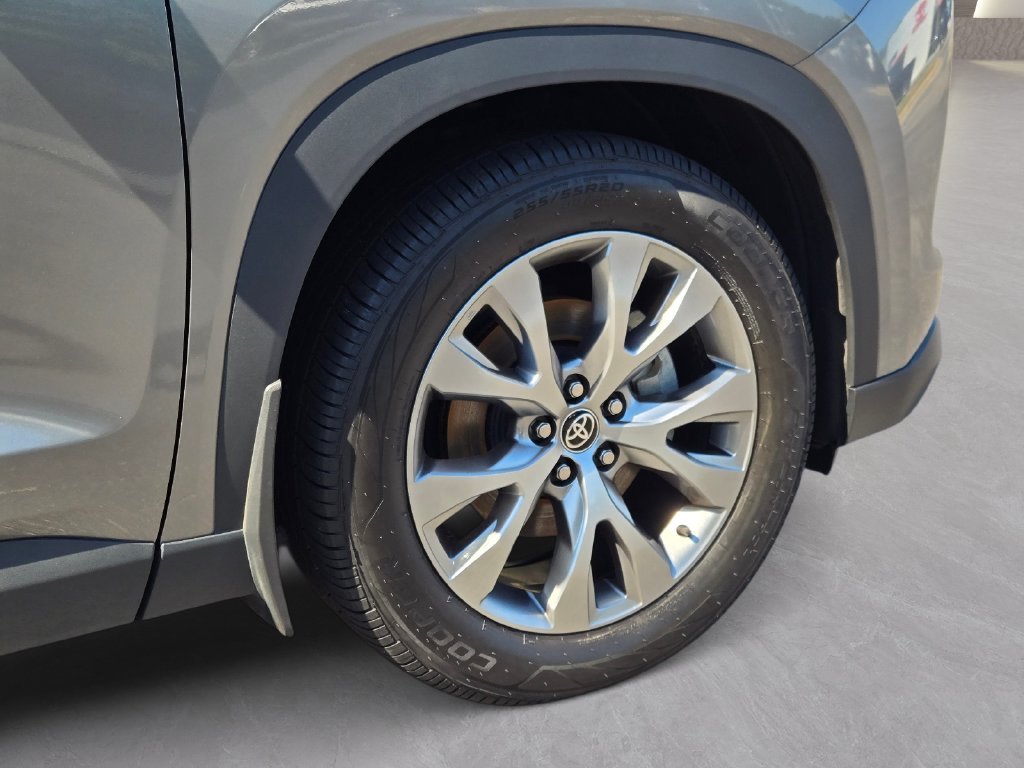 Used 2025  Toyota Limited image 5
