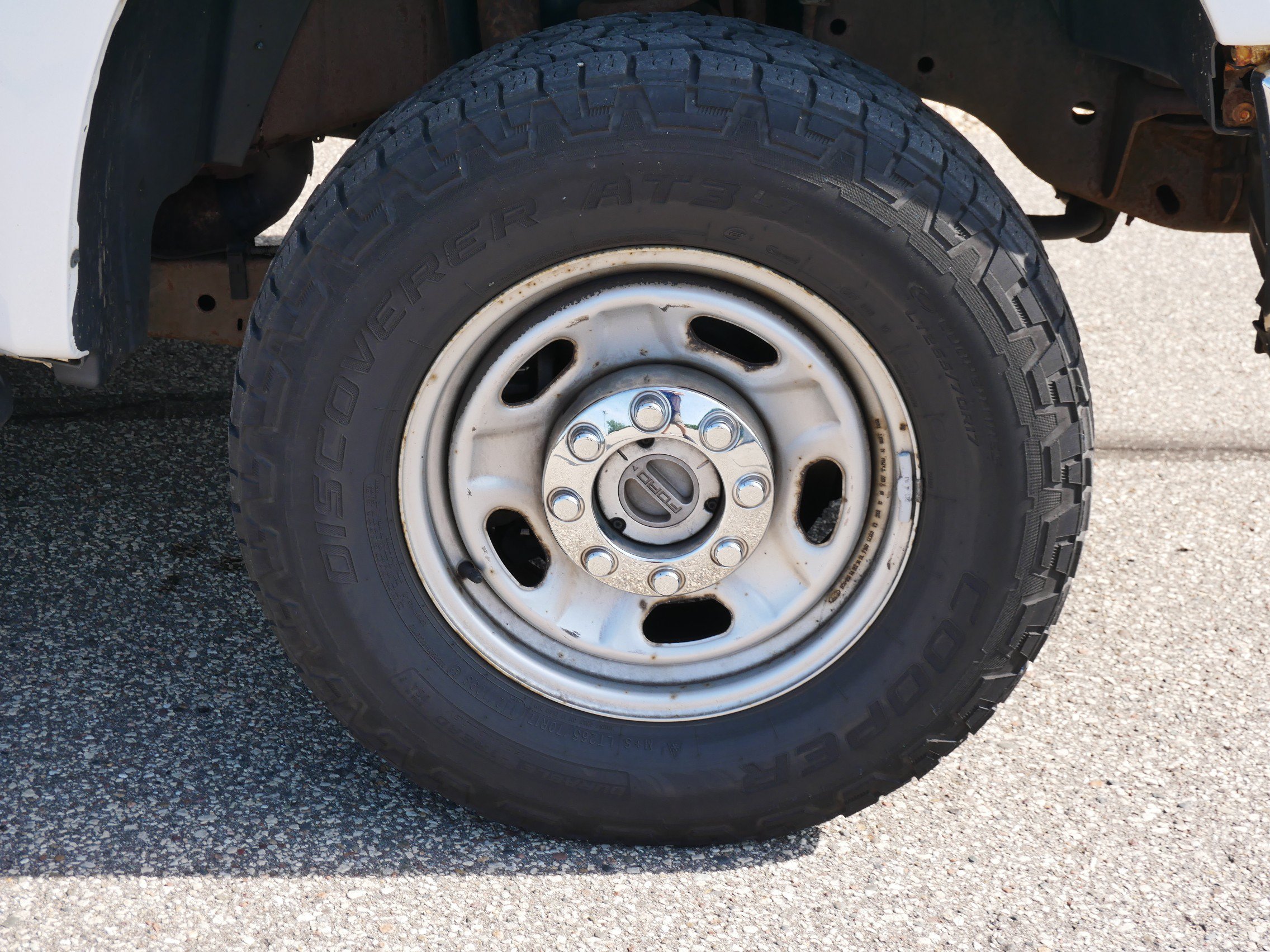Used 2010 White Ford XL image 9