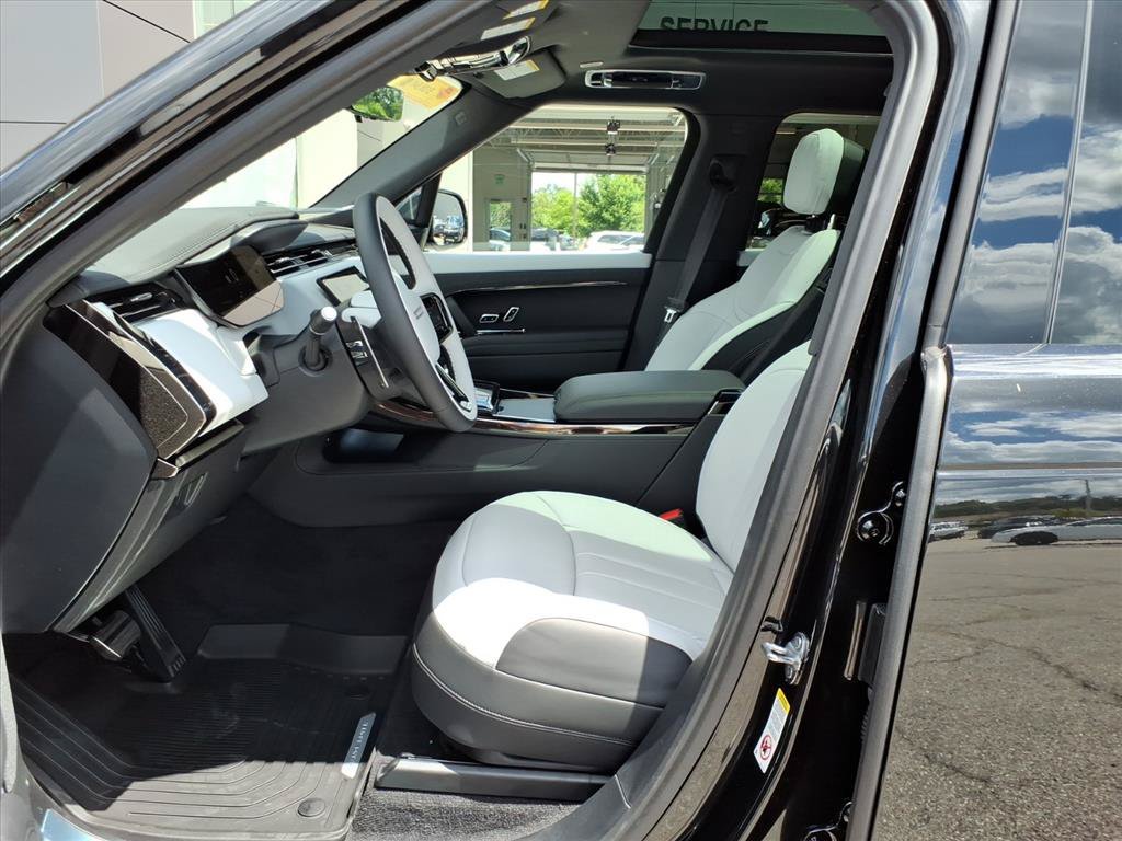 New 2026 Santorini Black Metallic Land Rover Dynamic SE image 11