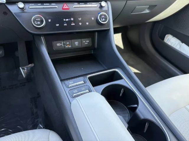 Used 2025 White Hyundai SEL image 23