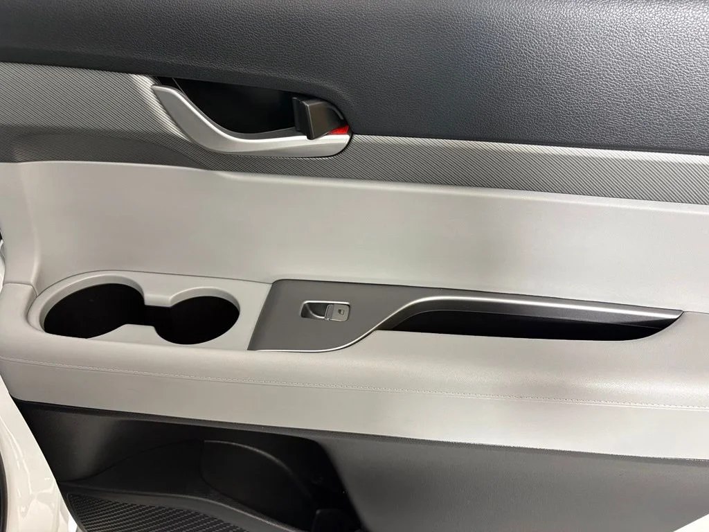 Used 2025 White Hyundai SEL image 15
